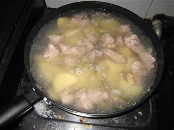 西红柿土豆小排汤怎么做，西红柿土豆小排汤怎么做好吃，西红柿土豆小排汤做法