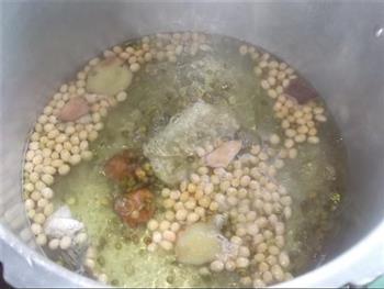 黄绿豆煲鱼骨汤怎么做，黄绿豆煲鱼骨汤怎么做好吃，黄绿豆煲鱼骨汤做法