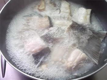黄绿豆煲鱼骨汤怎么做，黄绿豆煲鱼骨汤怎么做好吃，黄绿豆煲鱼骨汤做法
