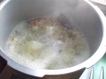 黄绿豆煲鱼骨汤怎么做，黄绿豆煲鱼骨汤怎么做好吃，黄绿豆煲鱼骨汤做法