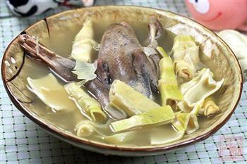 湿笋干炖水鸭怎么做，湿笋干炖水鸭怎么做好吃，湿笋干炖水鸭做法