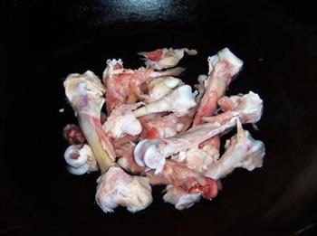 香菇白菜鸡骨汤怎么做，香菇白菜鸡骨汤怎么做好吃，香菇白菜鸡骨汤做法