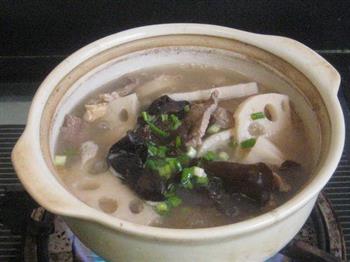 肉片黑木耳炖藕怎么做，肉片黑木耳炖藕怎么做好吃，肉片黑木耳炖藕做法