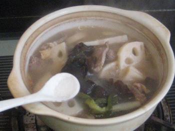 肉片黑木耳炖藕怎么做，肉片黑木耳炖藕怎么做好吃，肉片黑木耳炖藕做法