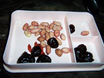 花生枸杞排骨煲怎么做，花生枸杞排骨煲怎么做好吃，花生枸杞排骨煲做法