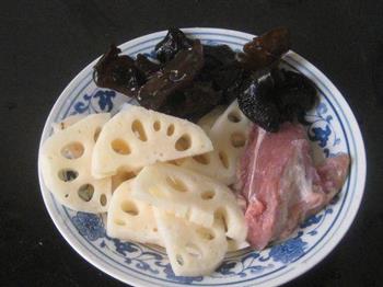 肉片黑木耳炖藕怎么做，肉片黑木耳炖藕怎么做好吃，肉片黑木耳炖藕做法