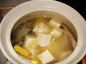鱼头鱼骨豆腐汤怎么做，鱼头鱼骨豆腐汤怎么做好吃，鱼头鱼骨豆腐汤做法