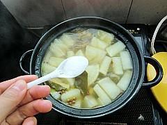 白萝卜煲牛肉怎么做，白萝卜煲牛肉怎么做好吃，白萝卜煲牛肉做法