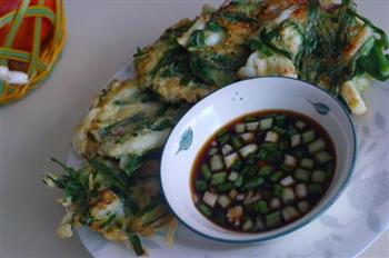 香煎鱿鱼韭菜饼怎么做，香煎鱿鱼韭菜饼怎么做好吃，香煎鱿鱼韭菜饼做法