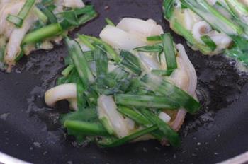 香煎鱿鱼韭菜饼怎么做，香煎鱿鱼韭菜饼怎么做好吃，香煎鱿鱼韭菜饼做法
