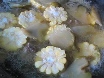 榨菜玉米鸭块汤怎么做，榨菜玉米鸭块汤怎么做好吃，榨菜玉米鸭块汤做法