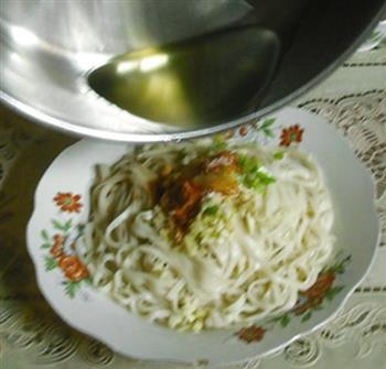 油泼面怎么做，油泼面怎么做好吃，油泼面做法