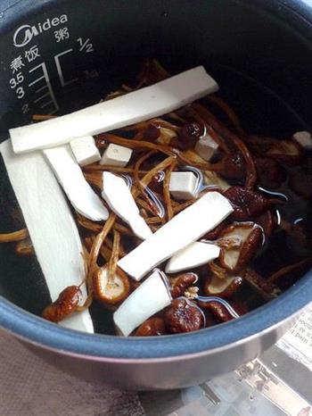 茶树菇煲鸡汤怎么做，茶树菇煲鸡汤怎么做好吃，茶树菇煲鸡汤做法