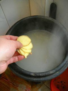 萝卜煨筒骨怎么做，萝卜煨筒骨怎么做好吃，萝卜煨筒骨做法