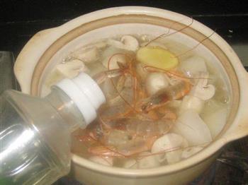 蘑菇海虾萝卜汤怎么做，蘑菇海虾萝卜汤怎么做好吃，蘑菇海虾萝卜汤做法