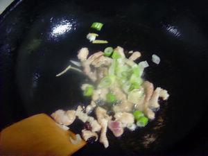 香菇炖粉条怎么做，香菇炖粉条怎么做好吃，香菇炖粉条做法