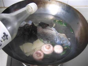 蘑菇鲫鱼汤怎么做，蘑菇鲫鱼汤怎么做好吃，蘑菇鲫鱼汤做法