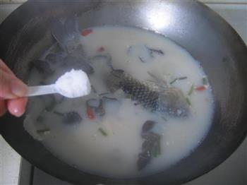 蘑菇鲫鱼汤怎么做，蘑菇鲫鱼汤怎么做好吃，蘑菇鲫鱼汤做法
