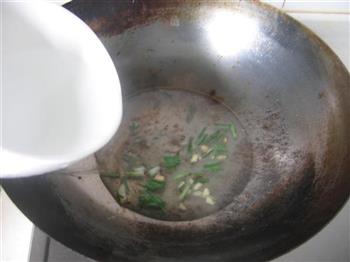 蘑菇鲫鱼汤怎么做，蘑菇鲫鱼汤怎么做好吃，蘑菇鲫鱼汤做法