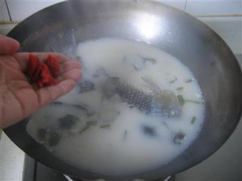 蘑菇鲫鱼汤怎么做，蘑菇鲫鱼汤怎么做好吃，蘑菇鲫鱼汤做法