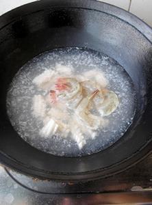 菠菜汁海鲜汤怎么做，菠菜汁海鲜汤怎么做好吃，菠菜汁海鲜汤做法