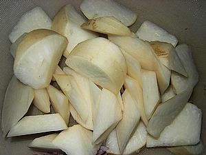 炸肉皮炖萝卜汤怎么做，炸肉皮炖萝卜汤怎么做好吃，炸肉皮炖萝卜汤做法