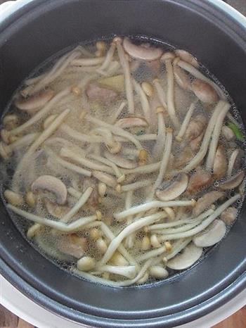 鸡腿菌菇汤怎么做，鸡腿菌菇汤怎么做好吃，鸡腿菌菇汤做法