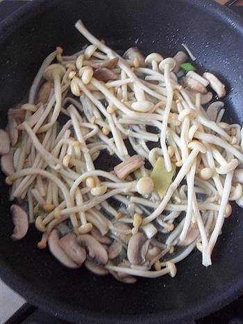 鸡腿菌菇汤怎么做，鸡腿菌菇汤怎么做好吃，鸡腿菌菇汤做法