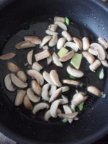 鸡腿菌菇汤怎么做，鸡腿菌菇汤怎么做好吃，鸡腿菌菇汤做法
