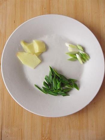 鸡腿菌菇汤怎么做，鸡腿菌菇汤怎么做好吃，鸡腿菌菇汤做法