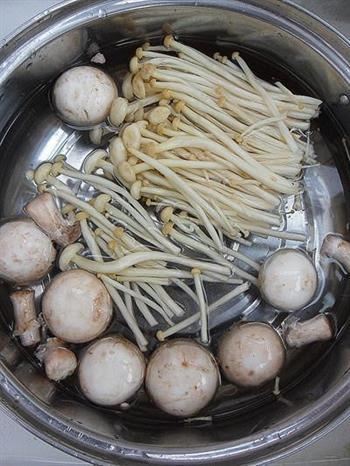 鸡腿菌菇汤怎么做，鸡腿菌菇汤怎么做好吃，鸡腿菌菇汤做法