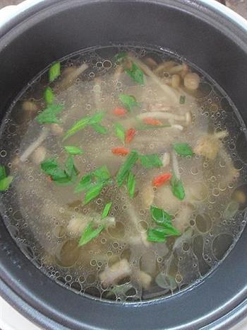 鸡腿菌菇汤怎么做，鸡腿菌菇汤怎么做好吃，鸡腿菌菇汤做法