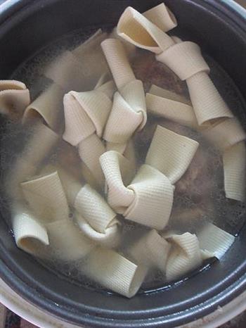 豆皮筒骨鲜汤怎么做，豆皮筒骨鲜汤怎么做好吃，豆皮筒骨鲜汤做法