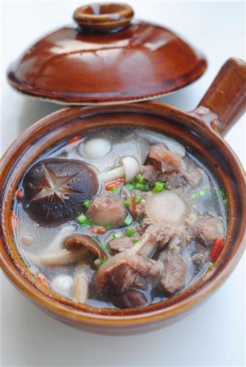 牛尾鲜菌汤煲怎么做，牛尾鲜菌汤煲怎么做好吃，牛尾鲜菌汤煲做法