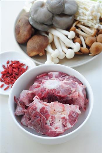 牛尾鲜菌汤煲怎么做，牛尾鲜菌汤煲怎么做好吃，牛尾鲜菌汤煲做法