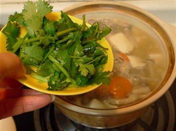 鲜虾豆腐菌菇煲怎么做,鲜虾豆腐菌菇煲怎么做好吃,鲜虾豆腐菌菇煲做法 鲜虾豆腐菌菇煲怎么做,鲜虾豆腐菌菇煲怎么做好吃,鲜虾豆腐菌菇煲做法