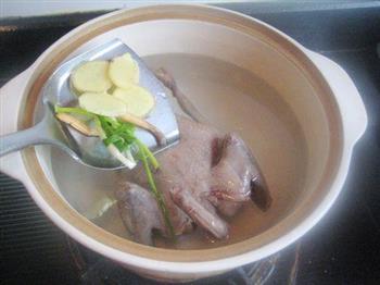 峨参香菇炖乳鸽怎么做，峨参香菇炖乳鸽怎么做好吃，峨参香菇炖乳鸽做法