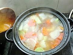 玉米时蔬排骨汤怎么做，玉米时蔬排骨汤怎么做好吃，玉米时蔬排骨汤做法