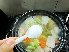 玉米时蔬排骨汤怎么做，玉米时蔬排骨汤怎么做好吃，玉米时蔬排骨汤做法