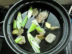 玉米时蔬排骨汤怎么做，玉米时蔬排骨汤怎么做好吃，玉米时蔬排骨汤做法