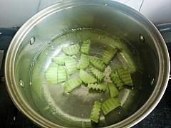 玉米时蔬排骨汤怎么做，玉米时蔬排骨汤怎么做好吃，玉米时蔬排骨汤做法