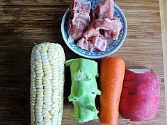 玉米时蔬排骨汤怎么做，玉米时蔬排骨汤怎么做好吃，玉米时蔬排骨汤做法