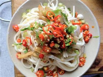 榨菜鸡丝凉面怎么做，榨菜鸡丝凉面怎么做好吃，榨菜鸡丝凉面做法