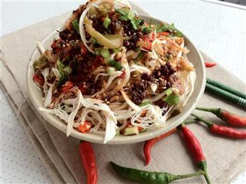 榨菜鸡丝凉面怎么做，榨菜鸡丝凉面怎么做好吃，榨菜鸡丝凉面做法