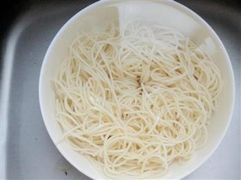 榨菜鸡丝凉面怎么做，榨菜鸡丝凉面怎么做好吃，榨菜鸡丝凉面做法