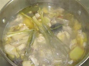 小鸡炖蘑菇怎么做，小鸡炖蘑菇怎么做好吃，小鸡炖蘑菇做法