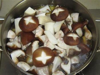 小鸡炖蘑菇怎么做，小鸡炖蘑菇怎么做好吃，小鸡炖蘑菇做法