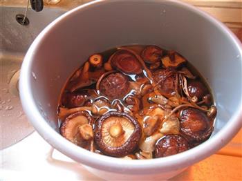 菌菇汤怎么做，菌菇汤怎么做好吃，菌菇汤做法