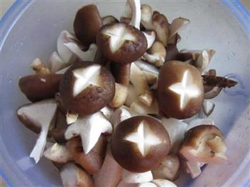 小鸡炖蘑菇怎么做，小鸡炖蘑菇怎么做好吃，小鸡炖蘑菇做法