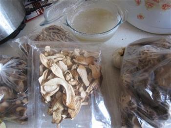 菌菇汤怎么做，菌菇汤怎么做好吃，菌菇汤做法